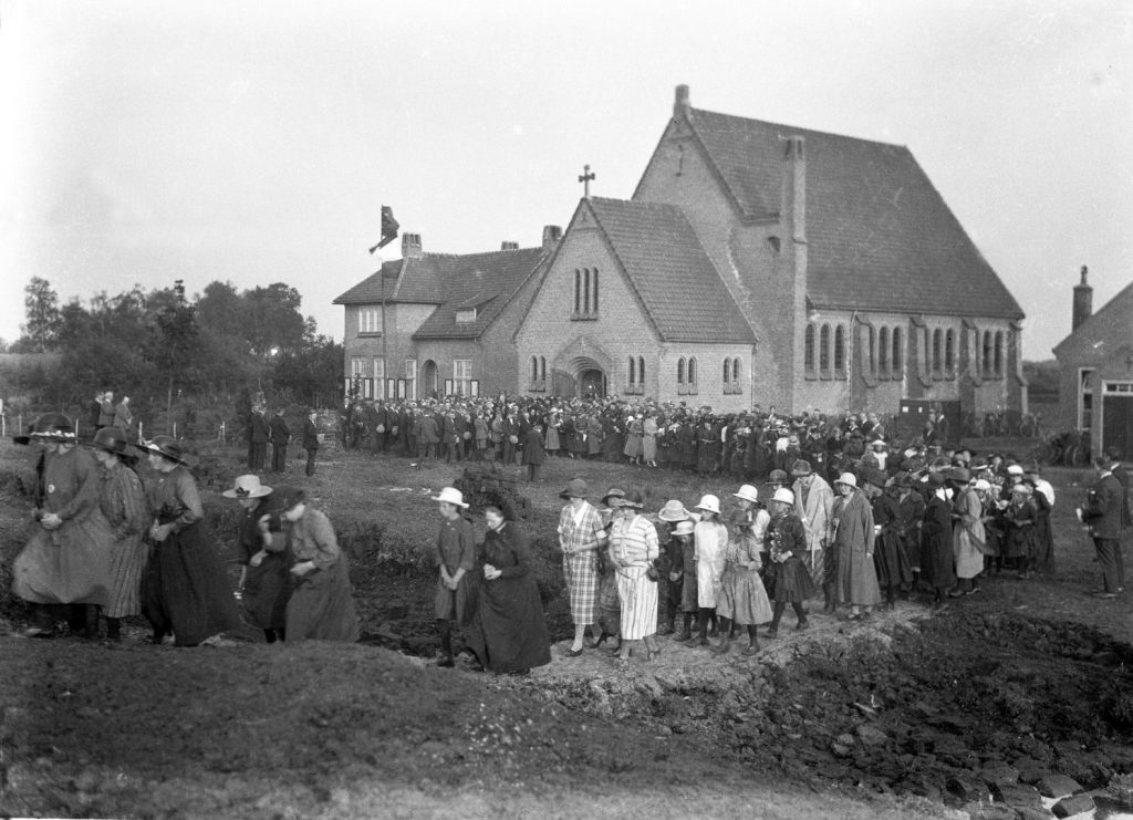 Processie vanuit de kerk naar de vindplaats van het op 3 mei 1925 gestolen tabernakel. Vanaf de plek in het veen in Weiteveen, toen Amsterdamsche Veld genoemd, waar op 10 mei 1925 het gestolen tabernakel teruggevonden.